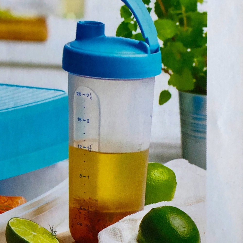NWOT Tupperware Quick Shake, 2 1/2 Cup capacity
